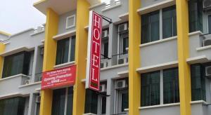 Un cartel de hotel frente a un edificio en Eco Hotel Putra Kajang, en Sungai Chua