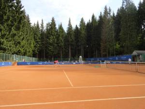 Tenis alebo squash v ubytovaní Ski-Bike Čertovka alebo jeho okolí