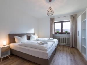 une chambre avec deux lits et une fenêtre dans l'établissement Zahmer Kaiser, à Oberaudorf