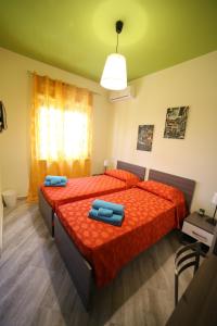 een slaapkamer met een bed met twee blauwe handdoeken erop bij Parco Carrara in Crotone