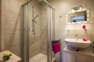 ein Badezimmer mit Dusche und Waschbecken in der Unterkunft Bergschlössl Whg 10 in Oberaudorf + 4 Fotos