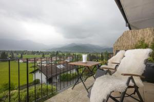 ein Balkon mit Tisch und Stühlen und Aussicht in der Unterkunft Bergschlössl Whg 10 in Oberaudorf