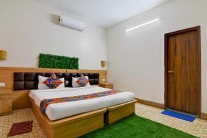 Ένα ή περισσότερα κρεβάτια σε δωμάτιο στο FabHotel A2