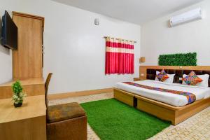 Ένα ή περισσότερα κρεβάτια σε δωμάτιο στο FabHotel A2