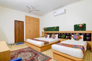 Ένα ή περισσότερα κρεβάτια σε δωμάτιο στο FabHotel A2