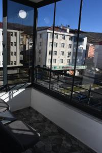 Habitación con ventana con vistas a un edificio en KAYACİTY Rezidans, en Nevşehir