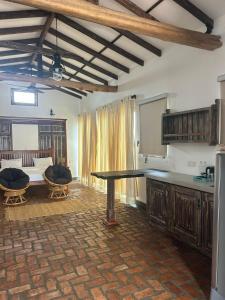 - une cuisine avec une table au milieu d'une pièce dans l'établissement Iddamal Bay Apartments, à Dehiwala-Mont Lavinia