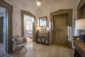 ein Wohnzimmer mit einem Stuhl und einer Tür in der Unterkunft Villa Stigloh in Oberaudorf