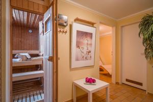 ein Flur mit einem Zimmer mit einem Tisch und einem Bett in der Unterkunft Bergschlössl - Appartment 25 mit Traumblick über das Inntal in Oberaudorf