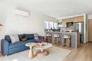 Η κουζίνα ή μικρή κουζίνα στο Tide House - Unit D - Modern Oceanview 1BD w Parking