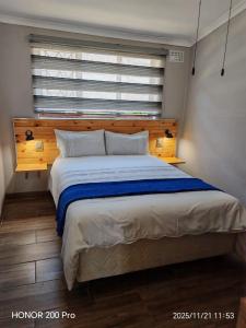 马盖特Uvongo Family Home的一间带大床的卧室，带窗户