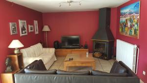 sala de estar con sofá y chimenea en Les Terrasses de Provence, en Peypin