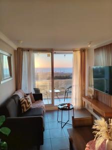 TV a/nebo společenská místnost v ubytování TERRA Ocean view to enjoy the sunset