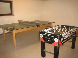 eine Tischtennisplatte neben einer Tischtennisplatte mit einem Schachbrett in der Unterkunft Bergschlössl Whg 23 in Oberaudorf