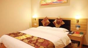 Ένα ή περισσότερα κρεβάτια σε δωμάτιο στο GreenTree Alliance Yichang East Yichang Station Hotel