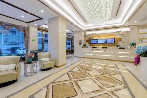 a lobby with a waiting area with chairs and a reception desk at GreenTree Inn Zhongshan West District Fuhua Road Branch in Zhongshan