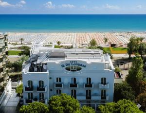an aerial view of a hotel with the beach in the background at Hotel De Londres in Rimini