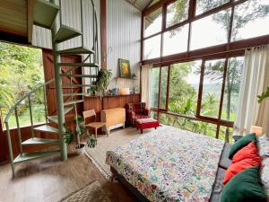 Postel nebo postele na pokoji v ubytování A Handcrafted Hilltop Retreat Beneath MT Batukaru