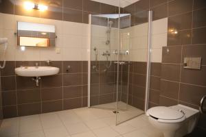 un bagno con doccia, WC e lavandino di Uzdrowisko Połczyn Zdrój - Sanatorium Irena a Połczyn-Zdrój Altre 16 foto