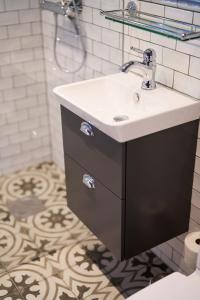 ein Badezimmer mit Waschbecken und Dusche in der Unterkunft Daftö Resort in Strömstad