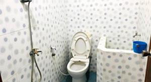 Ένα μπάνιο στο Dehome near Pakuwon Mall (Syariah)