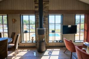 ein Wohnzimmer mit einem Holzofen in der Mitte in der Unterkunft Daftö Resort in Strömstad