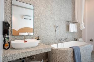 a bathroom with a sink and a mirror at Downtown Oasis 芭提雅市中心独栋泳池别墅 A 5卧6卫 KTV BBQ 芭提雅海滩步行街500m in Pattaya South