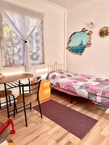 Postel nebo postele na pokoji v ubytování Private Guest Room with Garden Access