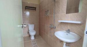 une salle de bains avec toilettes et lavabo dans l'établissement Arwana Inn, à Bandar Lampung 53 autres photos