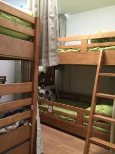 Katil dua tingkat atau katil-katil dua tingkat dalam bilik di Aun