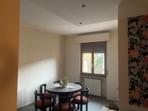 Un comedor con mesa y sillas y una ventana. en Don Carlo, en Teramo
