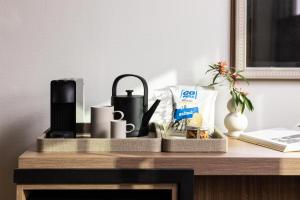 Příslušenství pro přípravu čaje a kávy v ubytování NH Atlanta Rotterdam Hotel