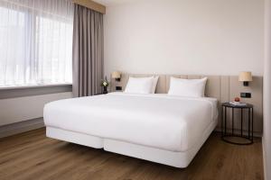 Postel nebo postele na pokoji v ubytování NH Atlanta Rotterdam Hotel