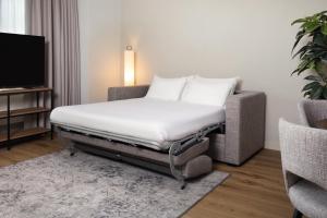 TV a/nebo společenská místnost v ubytování NH Atlanta Rotterdam Hotel