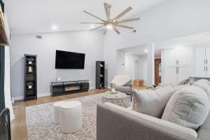 Μια τηλεόραση ή/και κέντρο ψυχαγωγίας στο Shadowlake: 4BR House