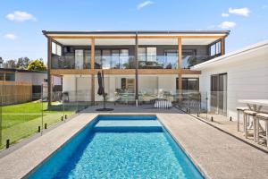 Bazén v ubytování Lake Front Stay nebo v jeho okolí