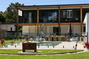 Bazén v ubytování Lake Front Stay nebo v jeho okolí