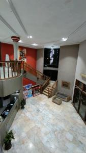 SolokにあるHotel Taufina Solokの階段と大きな石の床のある広いリビングルーム