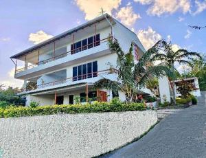 Το κτήριο όπου στεγάζεται  το διαμέρισμα