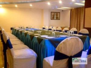 una sala conferenze con un lungo tavolo e sedie di Hotel Shree Vatika a Bhopal
