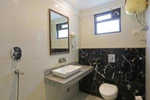 Ένα μπάνιο στο HOTEL APPLE PARK Near Terminal 3 Delhi Airport With- Free Airport Pickup