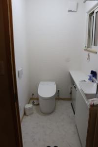 弘前市金剛山最勝院 寺泊的带马桶和水槽的白色浴室