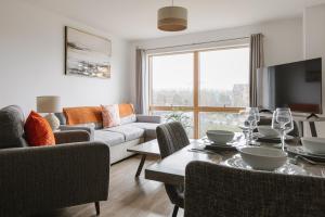 TV a/nebo společenská místnost v ubytování Stylish 2-Bed Penthouse Sleeps 6 Central Location