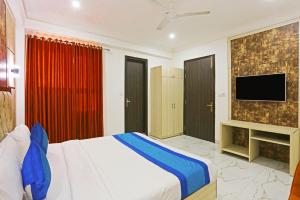 Μια τηλεόραση ή/και κέντρο ψυχαγωγίας στο HOTEL APPLE PARK Near Terminal 3 Delhi Airport With- Free Airport Pickup +22 φωτογραφίες