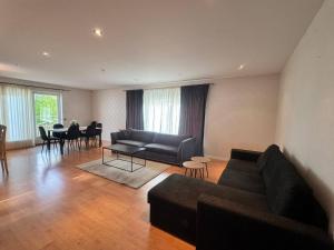 ein Wohnzimmer mit Sofa und Tisch in der Unterkunft Family & Worker Accommodations in Göteborg in Olofstorp + 1 Foto