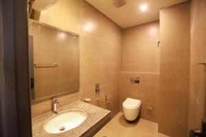 Un baño con lavabo e inodoro en The Holton Stays by Bayti, en Rawalpindi 70 fotos más