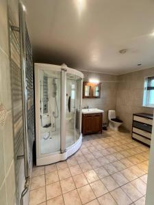 ein Badezimmer mit Dusche und Toilette in der Unterkunft Family & Worker Accommodations in Göteborg in Olofstorp