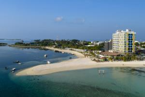 una playa con barcos en el agua y un edificio en h78 Guraidhoo, en Guraidhoo 22 fotos más