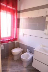 een badkamer met een toilet en een wastafel bij Parco Carrara in Crotone