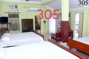 Ένα ή περισσότερα κρεβάτια σε δωμάτιο στο TAKI Suhasini Guest House